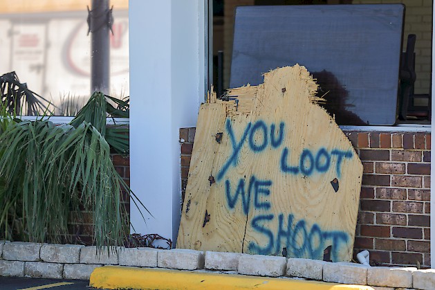Looting sign, Panama City. ©iStock.com/felixmizioznikov